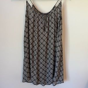 Vince. 100% silk grey pattern top.